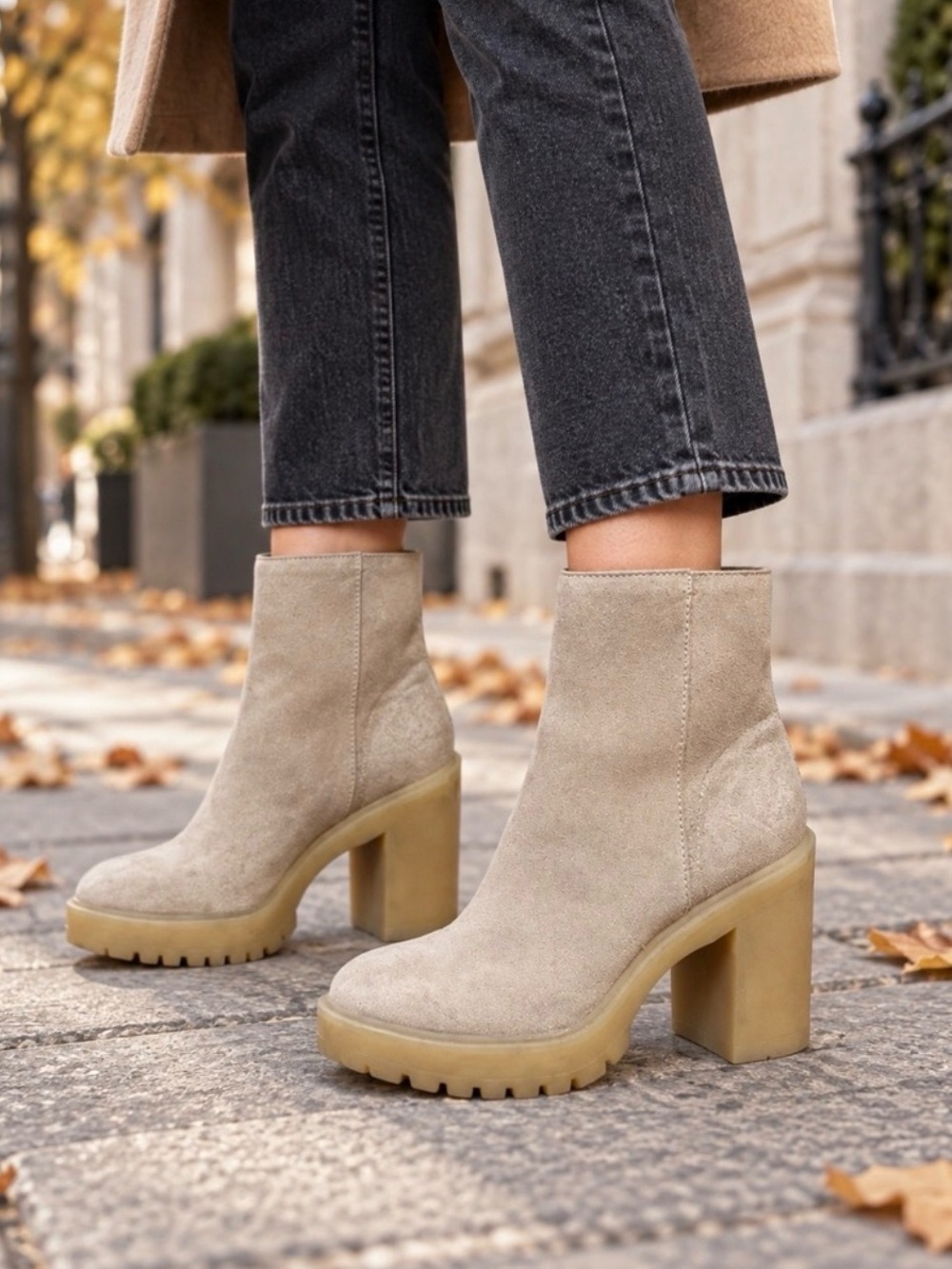 Dolce Vita Tan suede ankle boots with chunky heel, size US 9.5